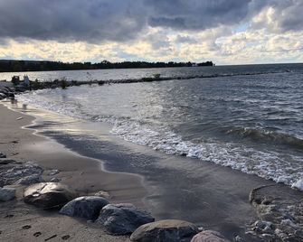 Cozy waterfront ski/summer retreat with spectacular amenities on property! - Collingwood - Pláž