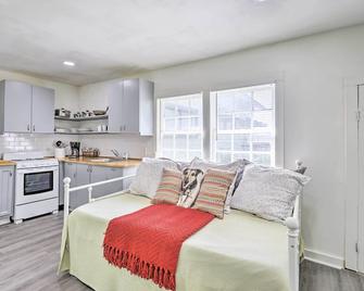 Quaint Leeds Studio with Yard about 18 Mi to Birmingham! - Leeds - Kitchen