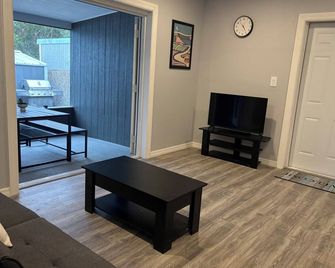 Cozy cove stay - Winter Haven - Living room