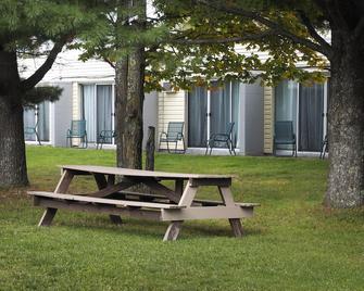 Ambassador Motel - Sault Ste Marie - Patio