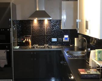 Lovely 3-Bed House in Chafford Hundred - Grays - Kitchen