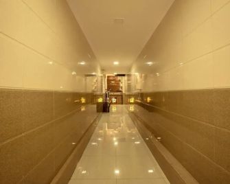 Hotel Apsara - Near J J Hospital - Mumbai - Hallway