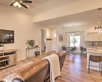 Bright Home with Yard, 4 Mi to Colorado River! - Fort Mohave - Living room