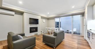 Aloha Central Luxury Apartments - Mount Gambier - Living room