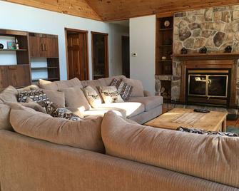 Appealing cottage by the lake - Kearney - Living room