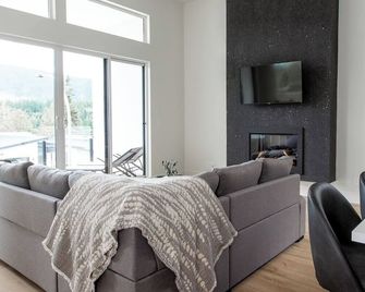 Lakeside Living New 3 Bedroom Retreat - Lake Cowichan - Living room