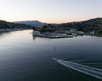 Marin Suites Hotel - Corte Madera - Location