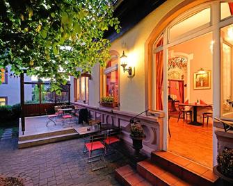 Das Krimihotel - Hillesheim - Innenhof