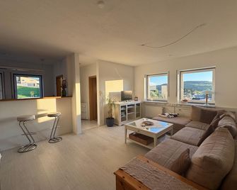Quiet, bright apartment in a natural idyll with a view of the beautiful Hunsrück region - Allenbach - Living room
