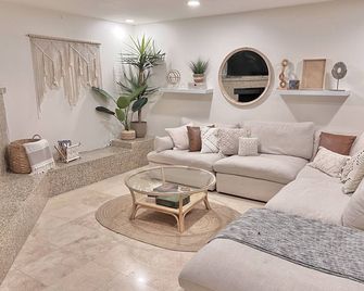 Boho-chic, Salt water, Poolside Firepit, Al-fresco dining - Palm Springs - Living room