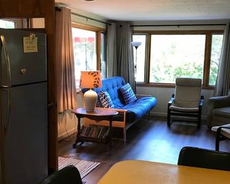 Cute Retro Cabin, Relax Here, Ac, Lake View, Big Yard, Assoc. Dock, Pet Friendly - Mears - Sala de estar