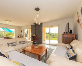Raphaelle, Spacious Villa With Private Pool And Studio - La Bachellerie - Sala de estar