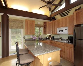 Beautiful Oceanfront Views! Enjoy Hotub, Grill & 3 Lanais! - Wailea - Kitchen