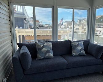 Waterfront Family Retreat with Dock, Kayaks & Beach Passes! - Manahawkin - Living room