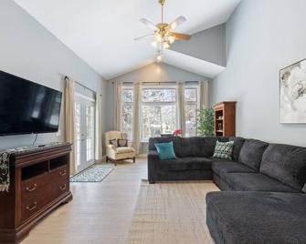 Bright Batavia Home-3bdrmw/Yard! - Batavia - Huiskamer