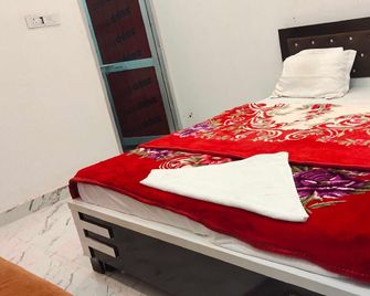 Hotel O Home Pk Guest Homestay - Ayodhya - Bedroom