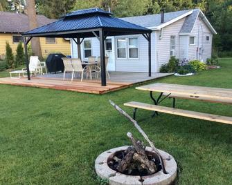 Cozy little cottage on beautiful Pine Lake - Plainwell - Patio