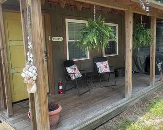 Great One Room with Full Bath Guest House! - Darien - Patio