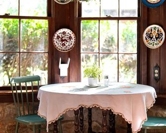 Cole Springs Historic Cottage - Buda - Restaurant