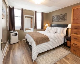Cozy Apartment with Deck 1 Min. from Mississippi River & National Eagle Center. - Wabasha - Habitación