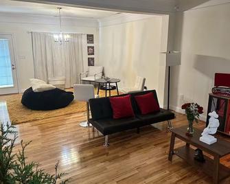 Red room in Charlotte, themed house for adults - Charlotte - Sala de estar