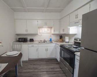Cozy get-away within walking distances to bars, restaurants and the water front! - St. Marys - Cocina