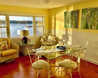 Maine Waterfront Cottage: Nestled on an acre of land, with 500ft of shore front - Newcastle - Dining room
