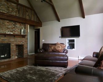Catskill Hidden Getaway with amazing great room, views, and room for everyone! - Stamford - Sala de estar