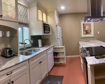 Stay close to entertainment! \nDowntown LR 2 bedroom apt near Simmons Bank Arena - Little Rock - Kitchen
