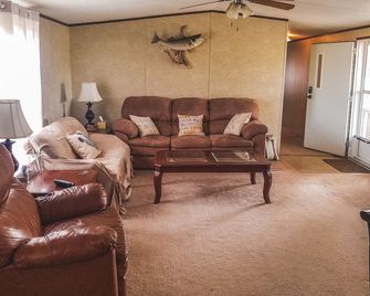 Pet Friendly Peaceful Lake Texoma cottage - Kingston - Living room