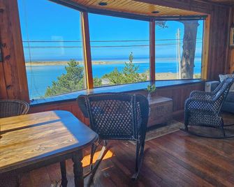 Gorgeous Bay View Upper Level Apartment! - Netarts