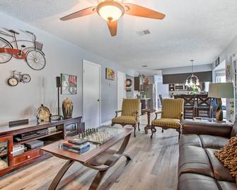 Houston Home with Private Outdoor Pool! - 休士頓 - 客廳