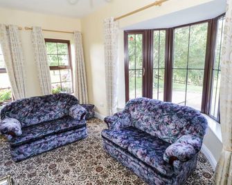 Belladrihid Cottage, Pet Friendly In Ballysadare, County Sligo - Ballygawley - Living room