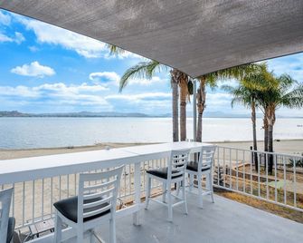 Your Own Resort On A Private Beach. Relax at this Lakefront Custom Home - Lake Elsinore - Balkón