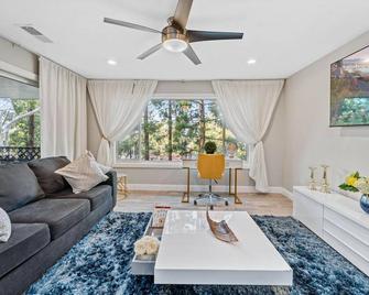 Chic Nest parent’s favorite! Irvine, Laguna, Best location! - Laguna Hills - Living room