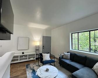 Affordable Stay Near Proctors-A5 - Schenectady - Living room