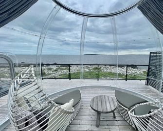 Comfy Seaside Cabana . Hot Tub, Sauna and All Weather Domes - Private - Hunt's Point - Balcony