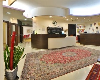 Best Western Cesena Hotel - Cesena - Rezeption