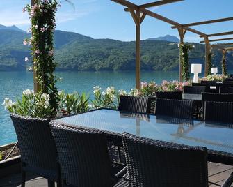 Apartment by Lake Serre-Ponçon with Pool - Chorges - Patio