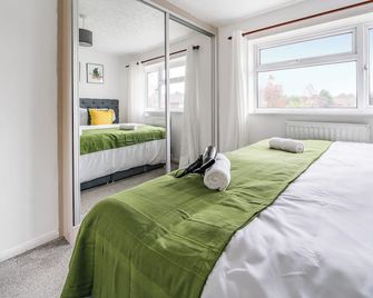 Cosy 3-Bedroom Serviced House With Free - Camberley - Slaapkamer