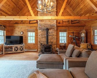 Pucky Pines: 20 Mins to Holiday Mtn w/ Hot Tub - Bethel - Sala de estar