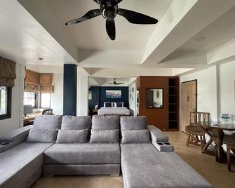 Summer Breeze Hotel - Patong - Living room