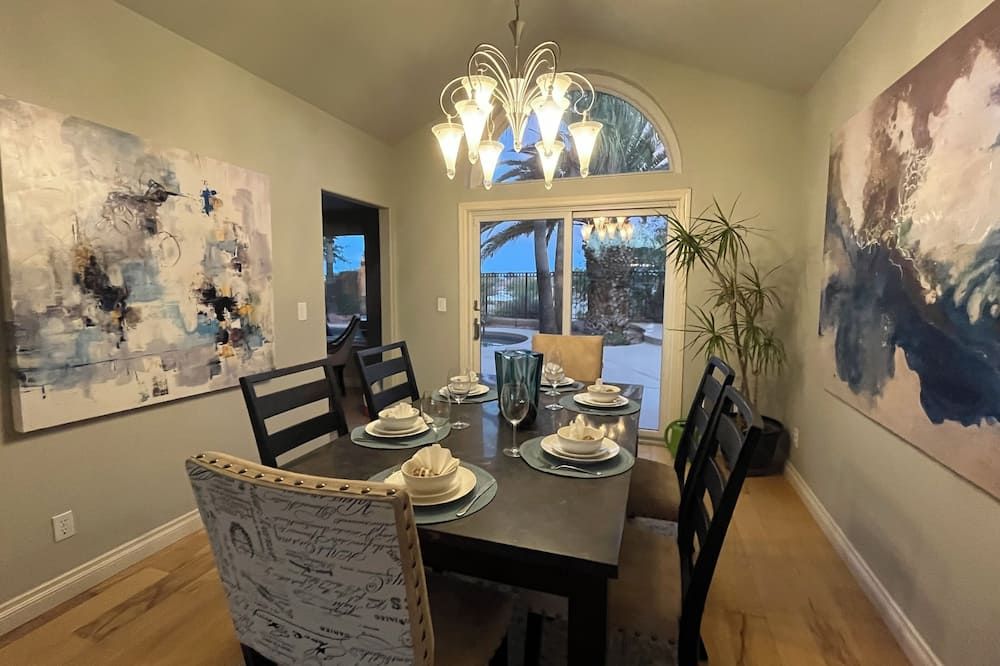 Summerlin Sanctuary! Luxury View Home 4/3 Pool Spa Bbq Pets Ok! - Las Vegas - Dining room