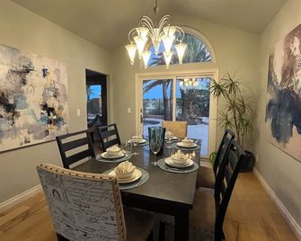Summerlin Sanctuary! Luxury View Home 4/3 Pool Spa Bbq Pets Ok! - Las Vegas - Dining room
