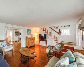 2 Mi to Downtown: Tranquil Abode in Chincoteague! - Chincoteague - Living room