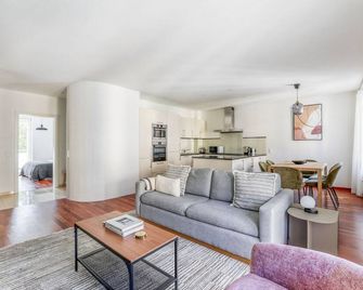 Blueground | Wiedikon, balcony & w/d, nr market - ציריך - סלון