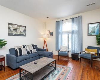 Close To Wineries & Skyline Drive, Wintergreen, Enjoy Basic City Location! - Waynesboro - Living room