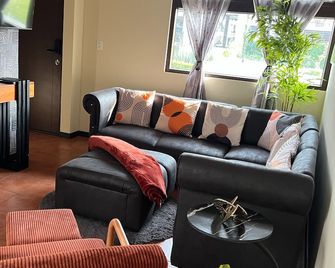 Quite 3-bedroom condo in a Secure Gated Community,Perfect view of all 3 Volcanos - Alotenango - Sala de estar