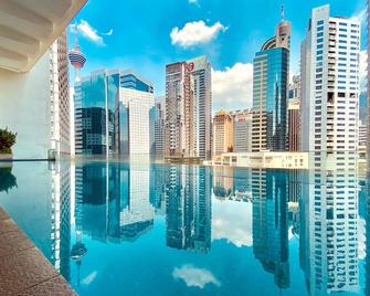 Ramada Suites by Wyndham Kuala Lumpur City Centre - Kuala Lumpur - Pool