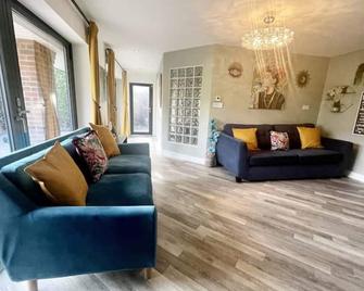A Warm Welcoming Cosy Bungalow, 10 mins to Windsor + Only 15 mins away from Heathrow - Farnham Royal - 客廳